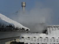 福井の地酒・舞美人の酒蔵で、酒米を和釜で蒸していると、屋根の煙突からこのように湯気が出てきます。